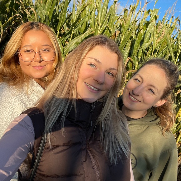 Meet your Posher, Breena🌸 - Picture 8 of 11